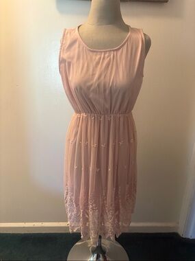 Sleeveless Midi Dress in Light Pink with Embroidered Hem